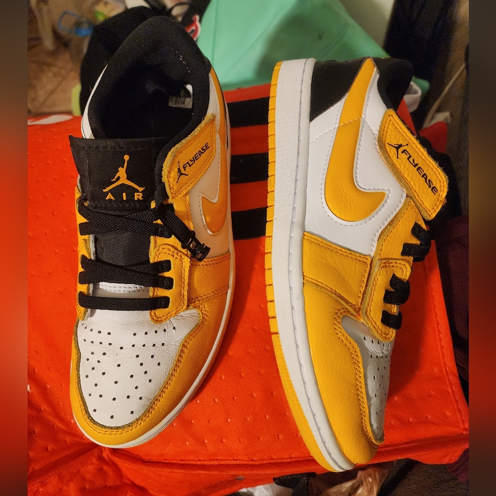 Air Jordan 1 Low FlyEase White Taxi